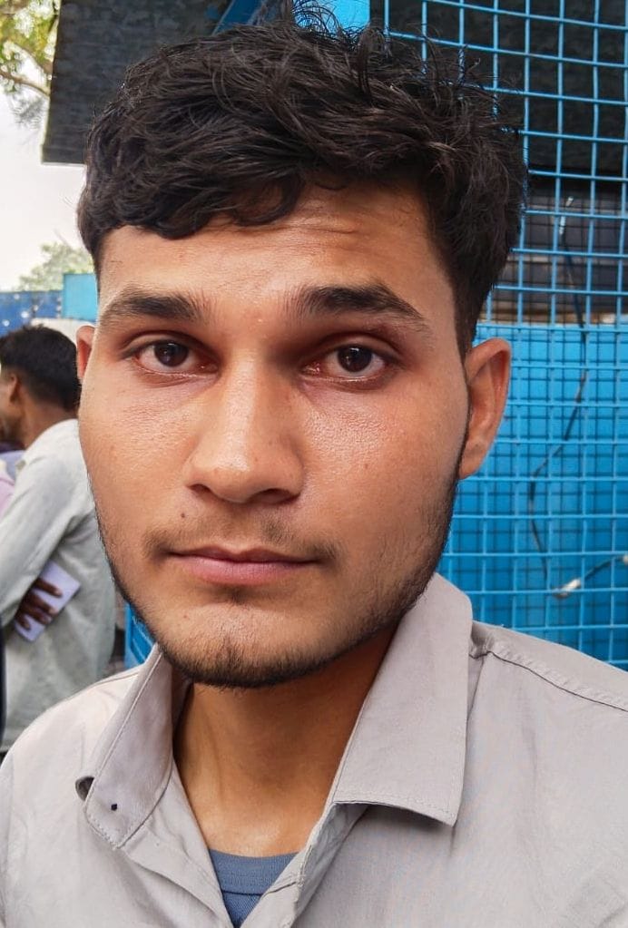 राजकीय इंटर कॉलेज के बाहर अभ्यर्थियों की चेकिंग करते पुलिस। संवाद