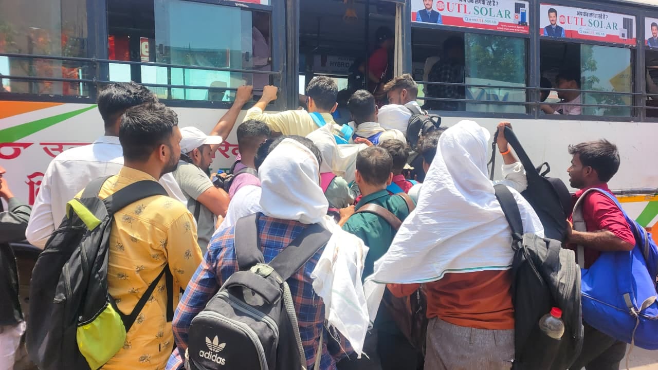 रेलवे स्टेशन पर खिड़की से चढ़ता युवक। संवाद