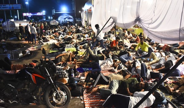 रेलवे स्टेशन पर पहुंचे अभ्यर्थी।
