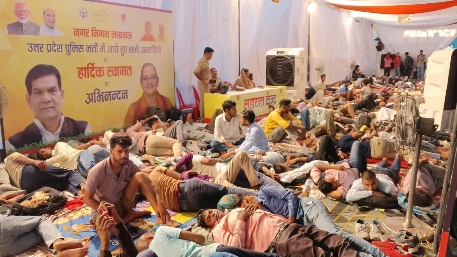 रेलवे स्टेशन पर पहुंचे अभ्यर्थी।