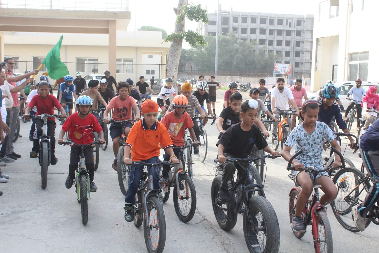 .साइकिल रैली को हरी झंड़ी दिखाते क्रीड भारती से धमेंद्र शाहपुर। संवाद .साइकिल रैली को हरी झंड़ी दिखाते क्रीड भारती से धमेंद्र शाहपुर। संवाद