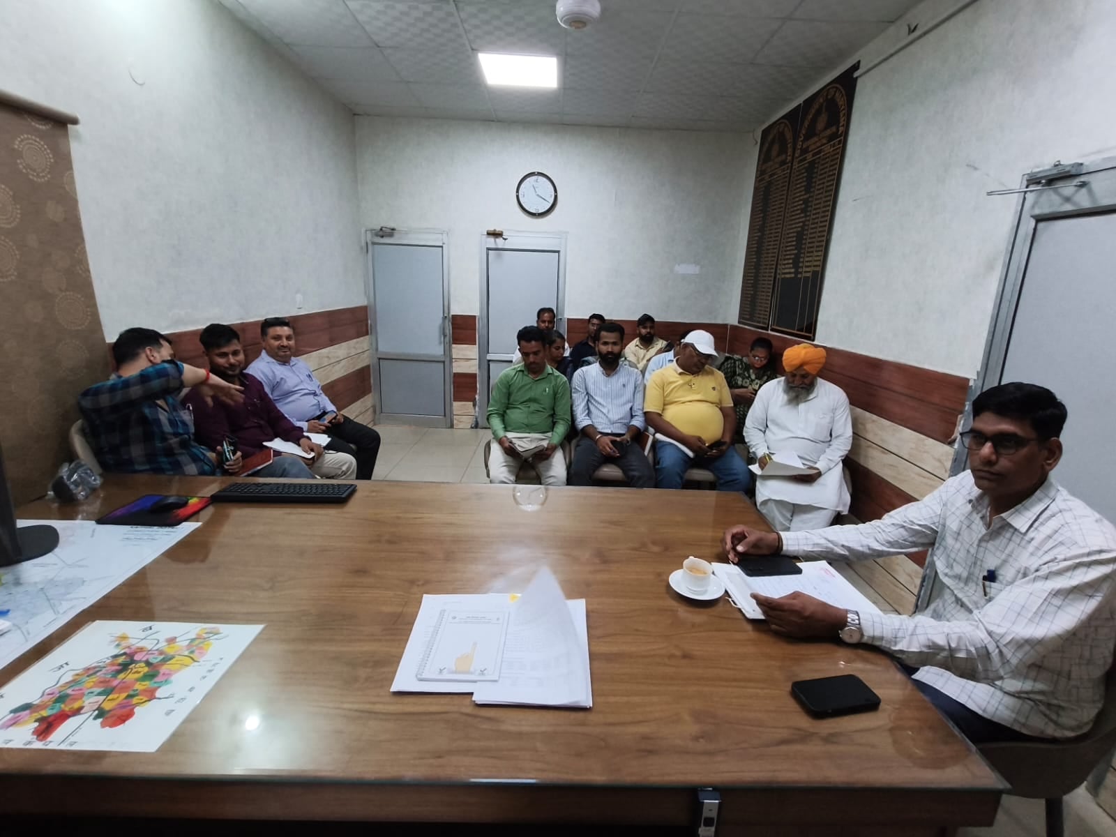 समाधान शिविर में लोगों की समस्याएं सुनते तहसीलदार बलराज मलिक। प्रवक्ता