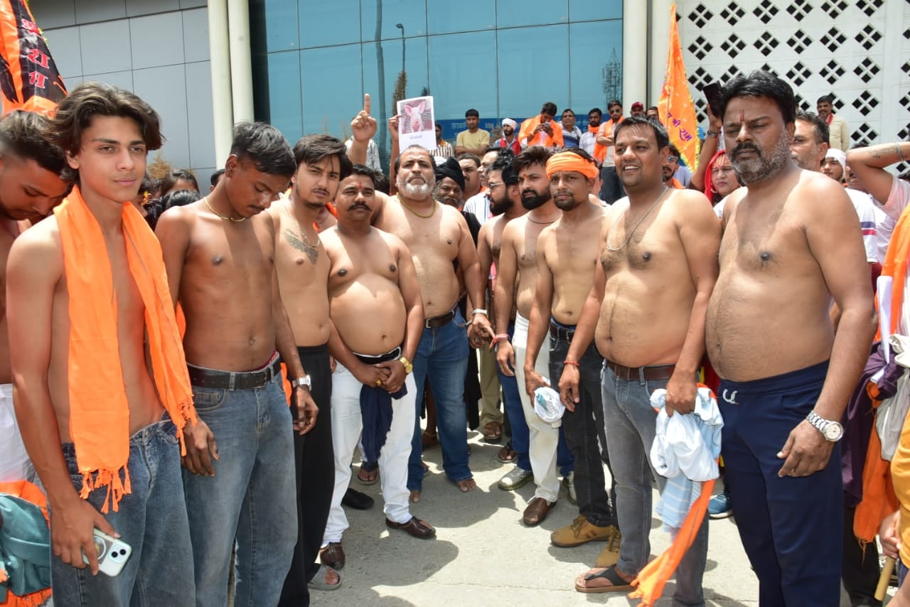 शामली रेलवे स्टेशन परिसर में  हिंदू रक्षा दल के कार्यकर्ताओं से वार्ता करती पुलिस। संवाद