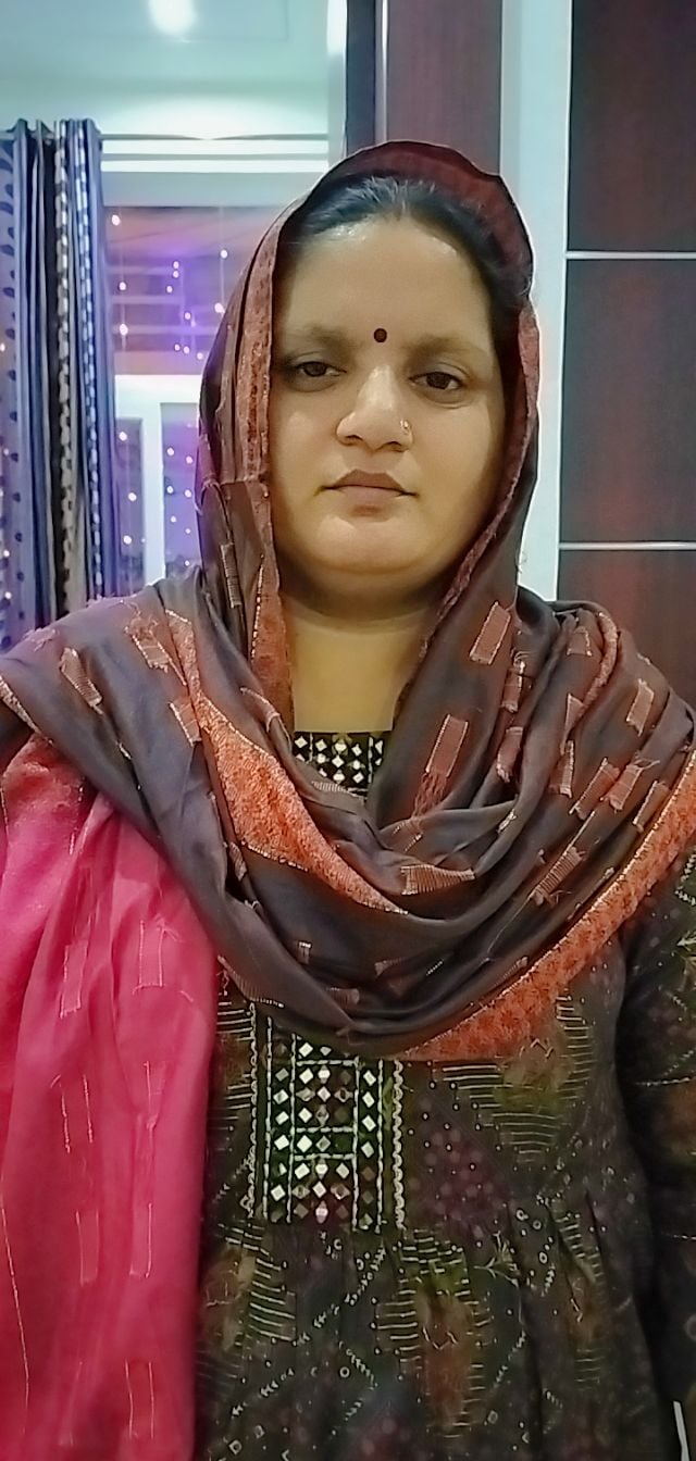 उपभोक्ताओं की आपूर्ति के लिए वाहन से सिलिंडर उतारता कर्मी। संवाद उपभोक्ताओं की आपूर्ति के लिए वाहन से सिलिंडर उतारता कर्मी। संवाद