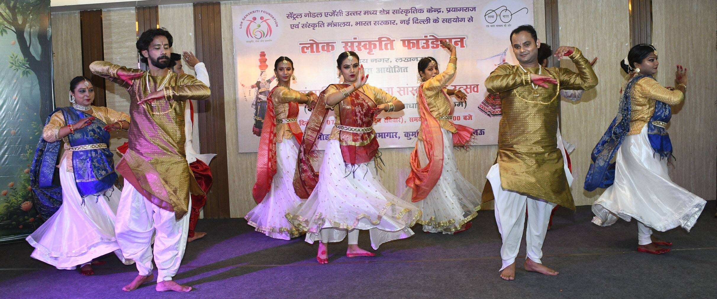 उत्सव में बिखेरी नृत्य की मनमोहक छटा