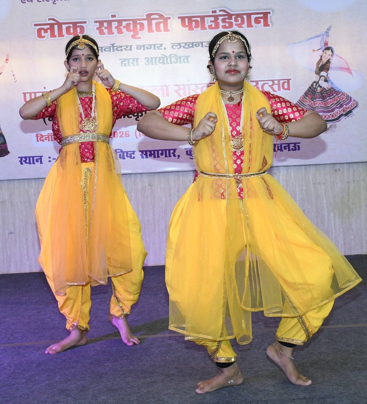 उत्सव में बिखेरी नृत्य की मनमोहक छटा
