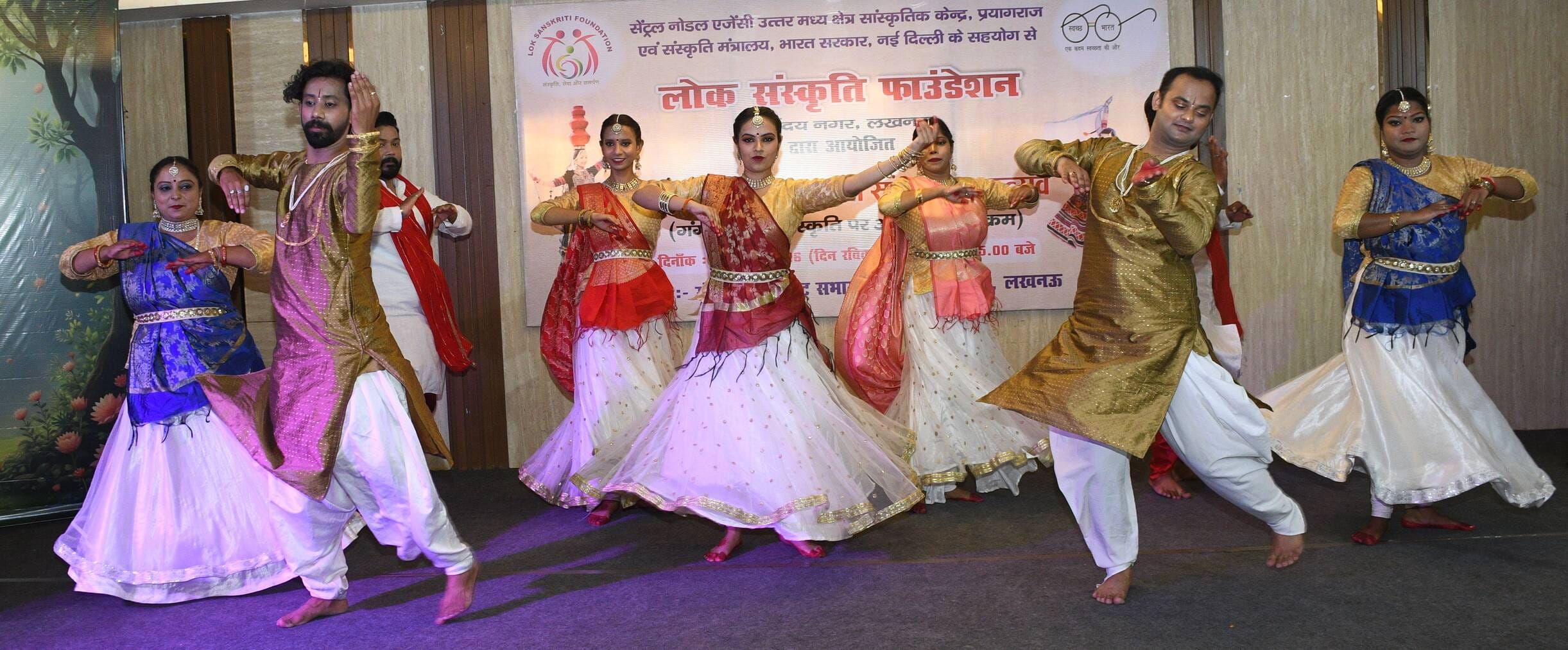 उत्सव में बिखेरी नृत्य की मनमोहक छटा