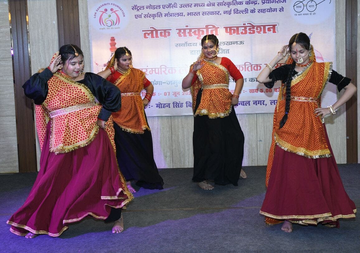 उत्सव में बिखेरी नृत्य की मनमोहक छटा