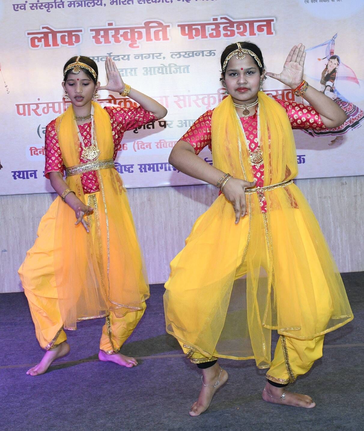 उत्सव में बिखेरी नृत्य की मनमोहक छटा