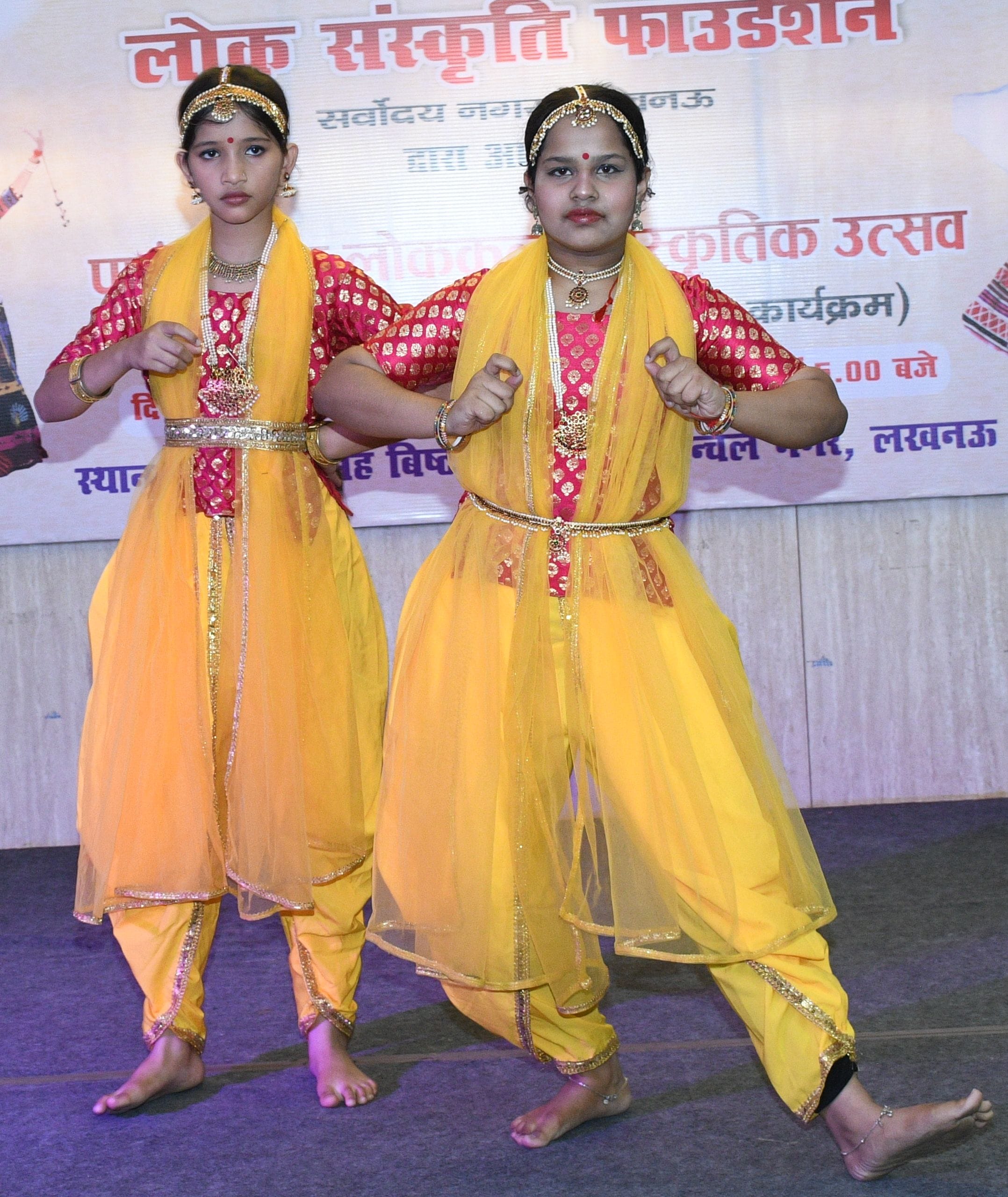 उत्सव में बिखेरी नृत्य की मनमोहक छटा