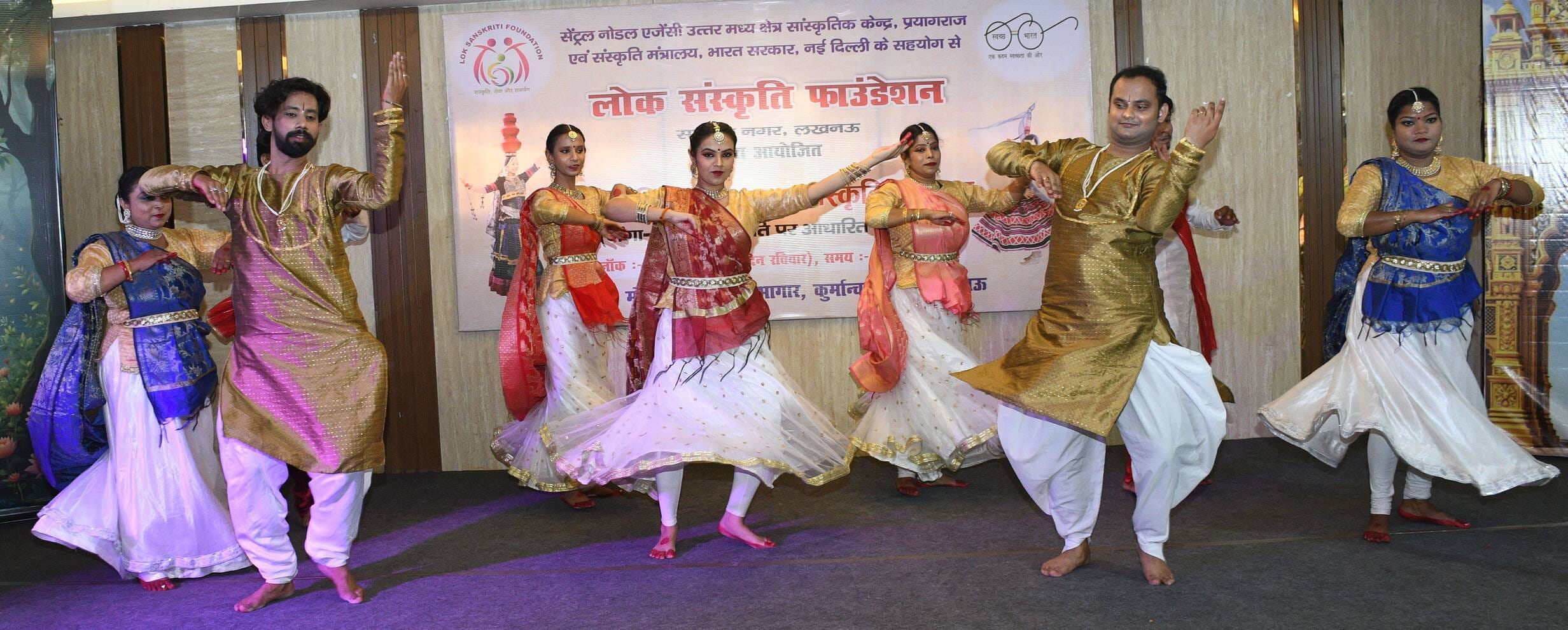 उत्सव में बिखेरी नृत्य की मनमोहक छटा