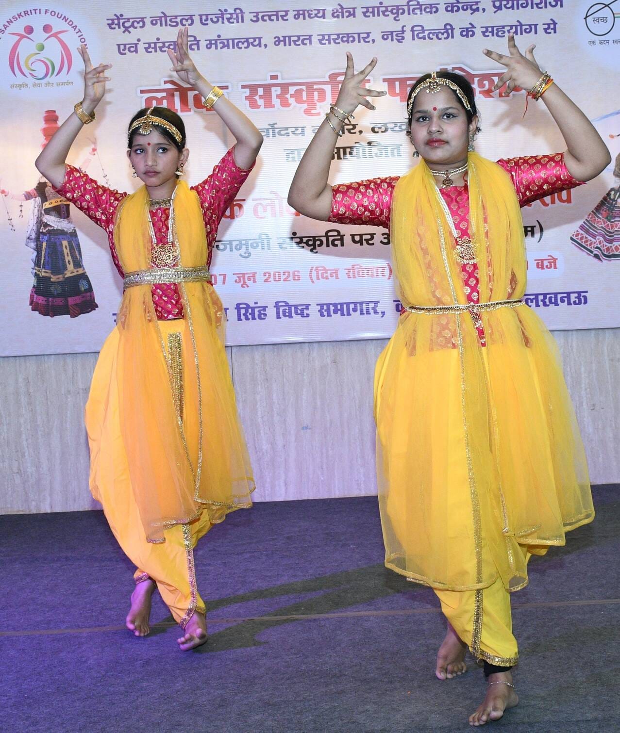 उत्सव में बिखेरी नृत्य की मनमोहक छटा