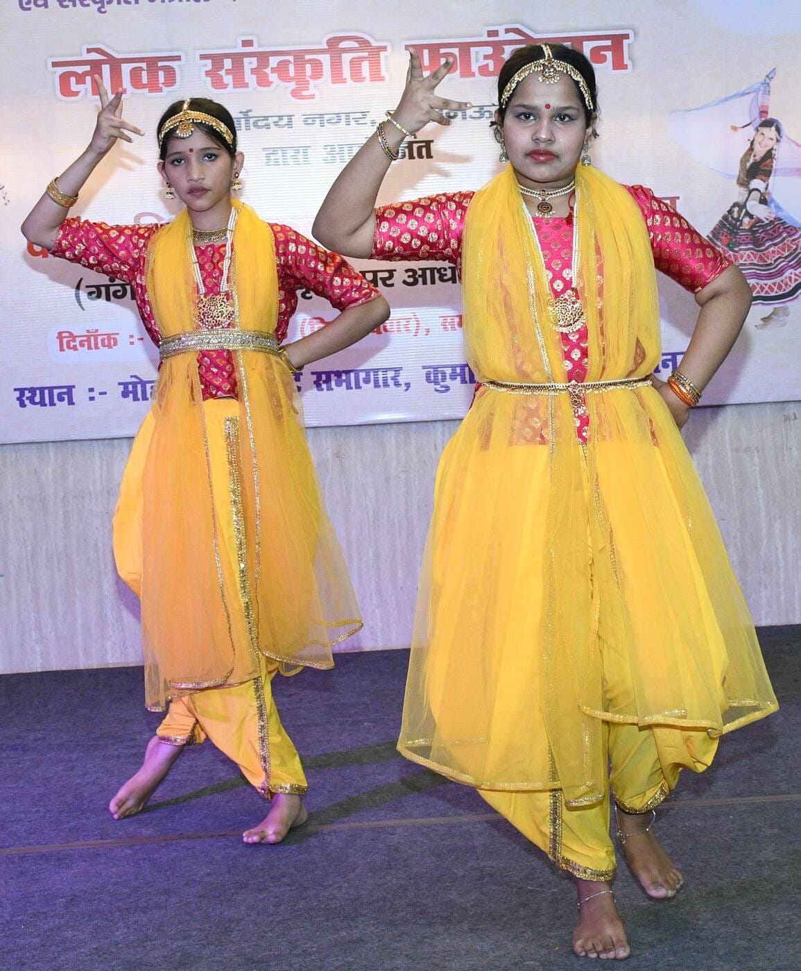 उत्सव में बिखेरी नृत्य की मनमोहक छटा