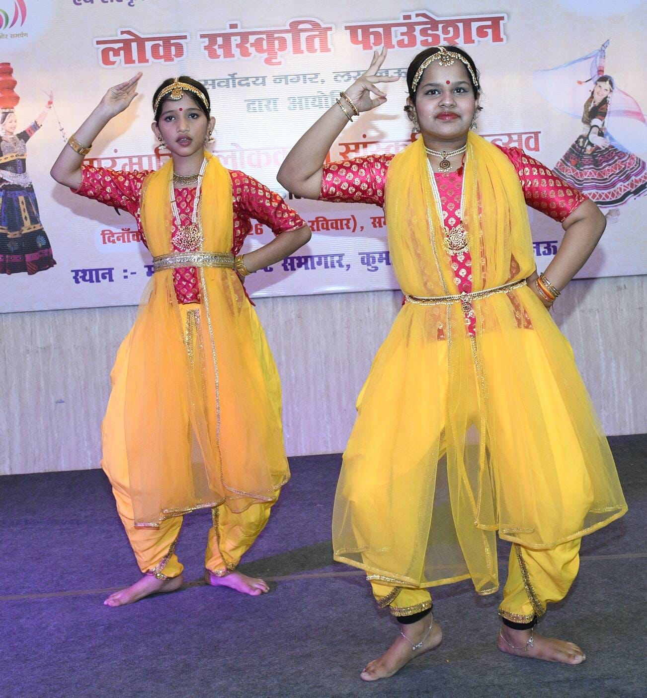 उत्सव में बिखेरी नृत्य की मनमोहक छटा