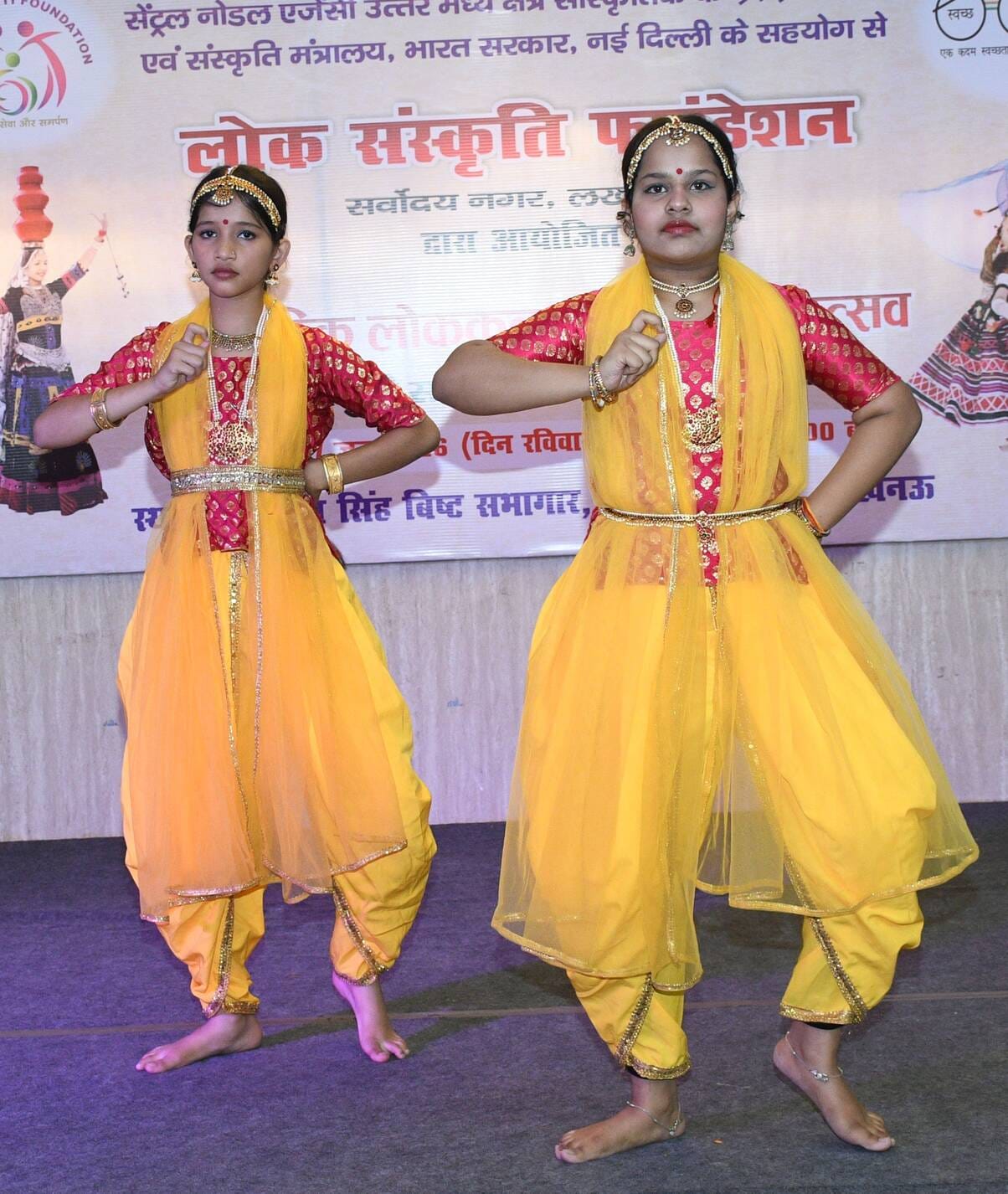 उत्सव में बिखेरी नृत्य की मनमोहक छटा