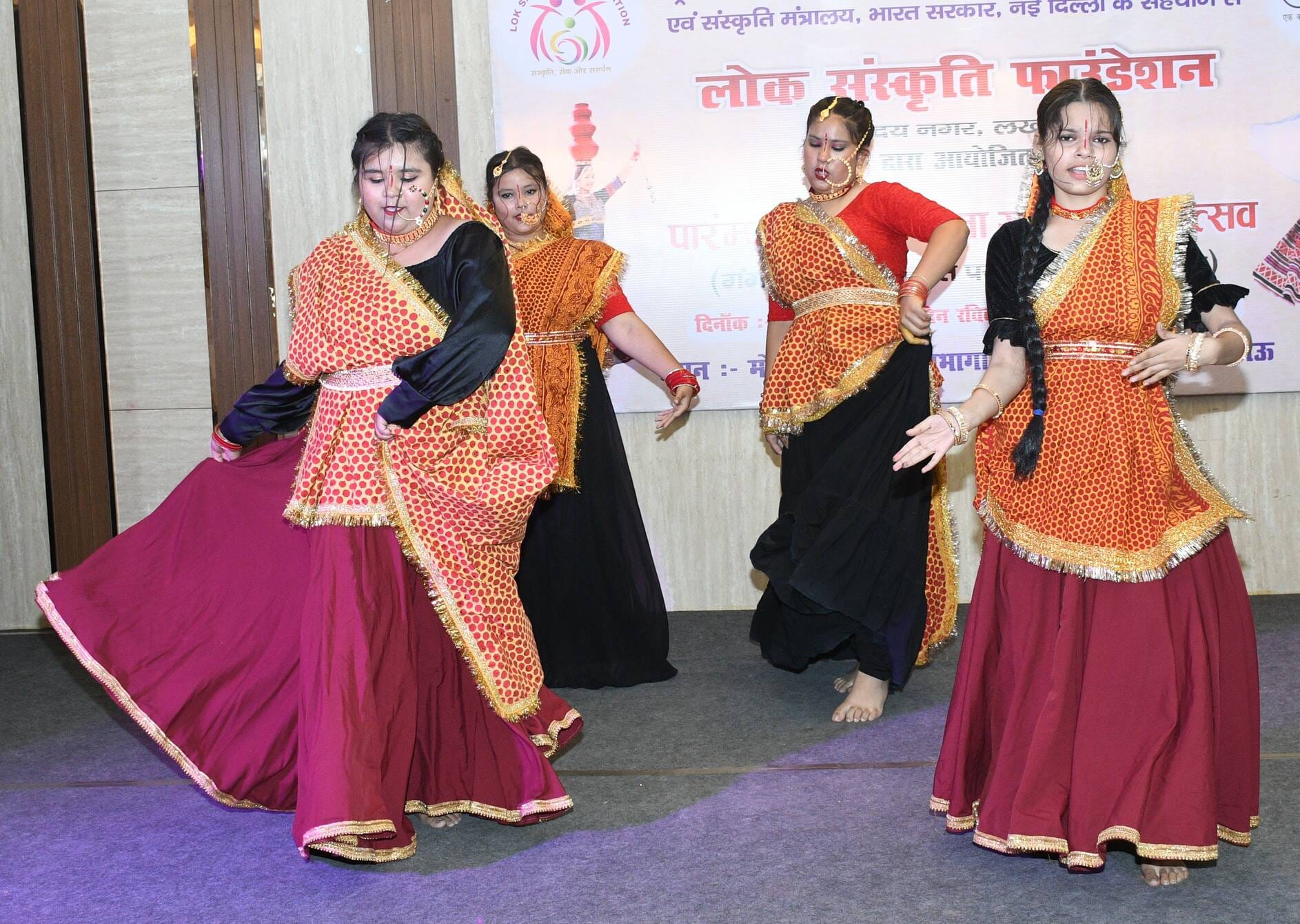 उत्सव में बिखेरी नृत्य की मनमोहक छटा