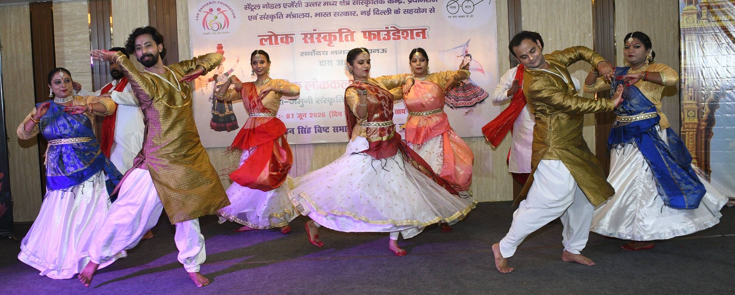 उत्सव में बिखेरी नृत्य की मनमोहक छटा