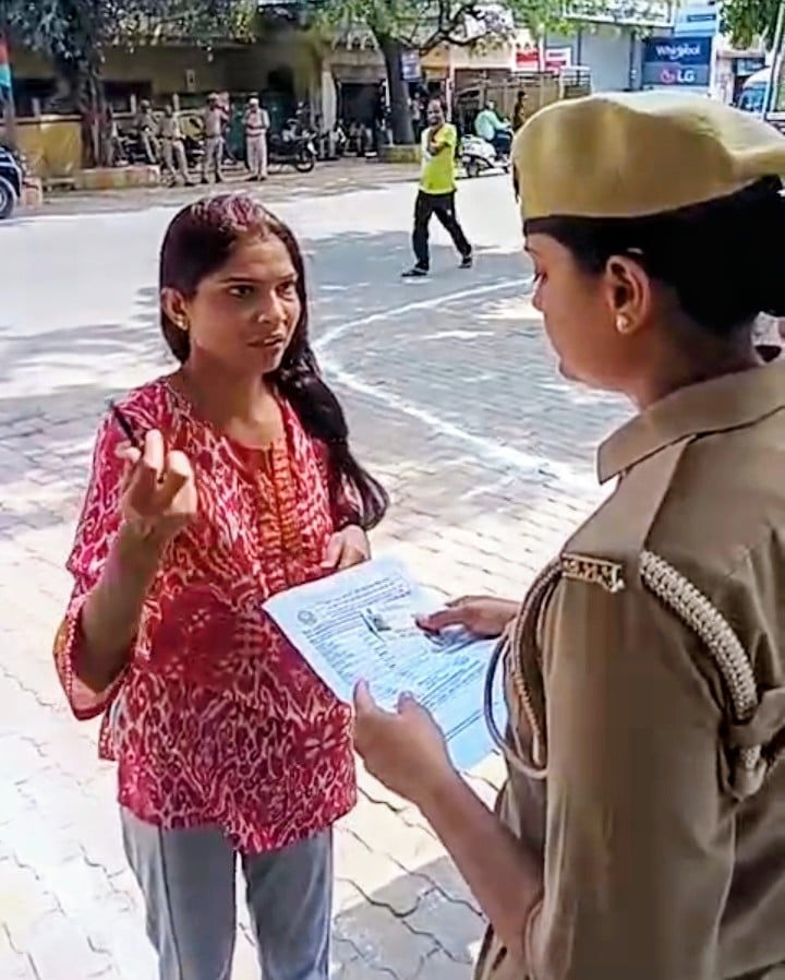 यू पा सिपाही भर्ती परीक्षा देकर निकलते परीक्षार्थी। (मवाना) यू पा सिपाही भर्ती परीक्षा देकर निकलते परीक्षार्थी। (मवाना)