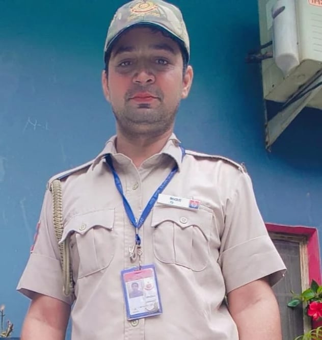 28-सांपला के नजदीक कार में दिल्ली पुलिस के सिपाही का शव मिलने के बाद जांच करती एफएसएल एक्सपर्ट 28-सांपला के नजदीक कार में दिल्ली पुलिस के सिपाही का शव मिलने के बाद जांच करती एफएसएल एक्सपर्ट