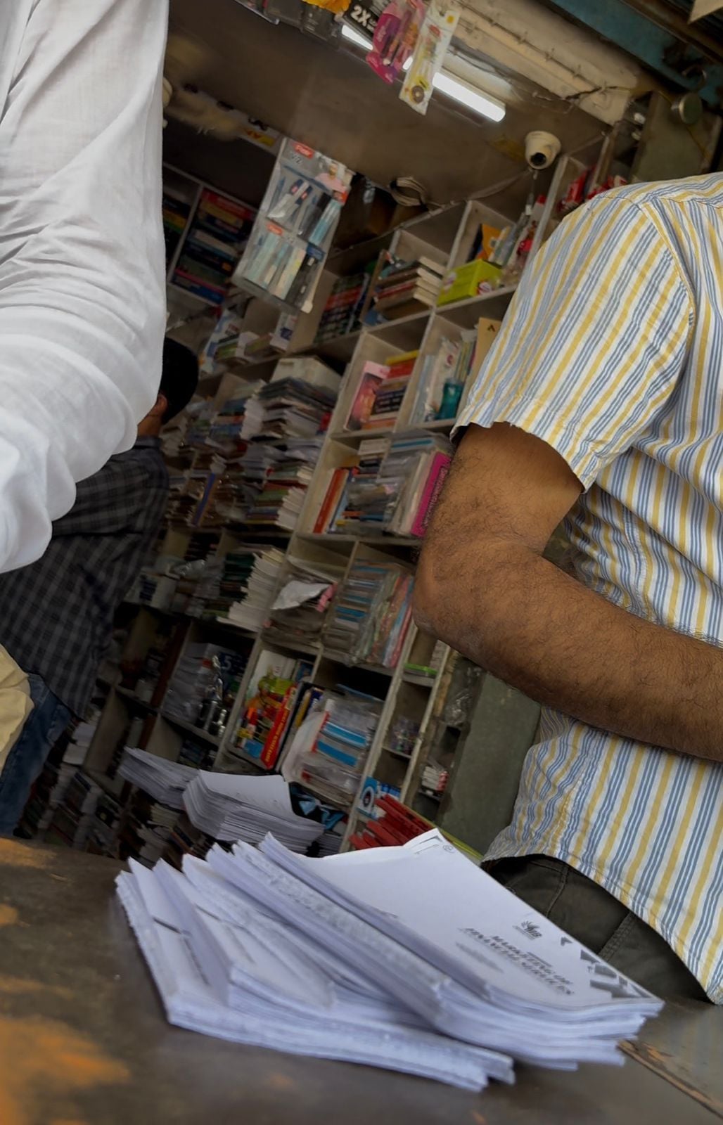 32-परीक्षा केंद्र के पास फोटोकापी की दुकान पर पर्चियाें की कॉपी करते दुकानदार। संवाद