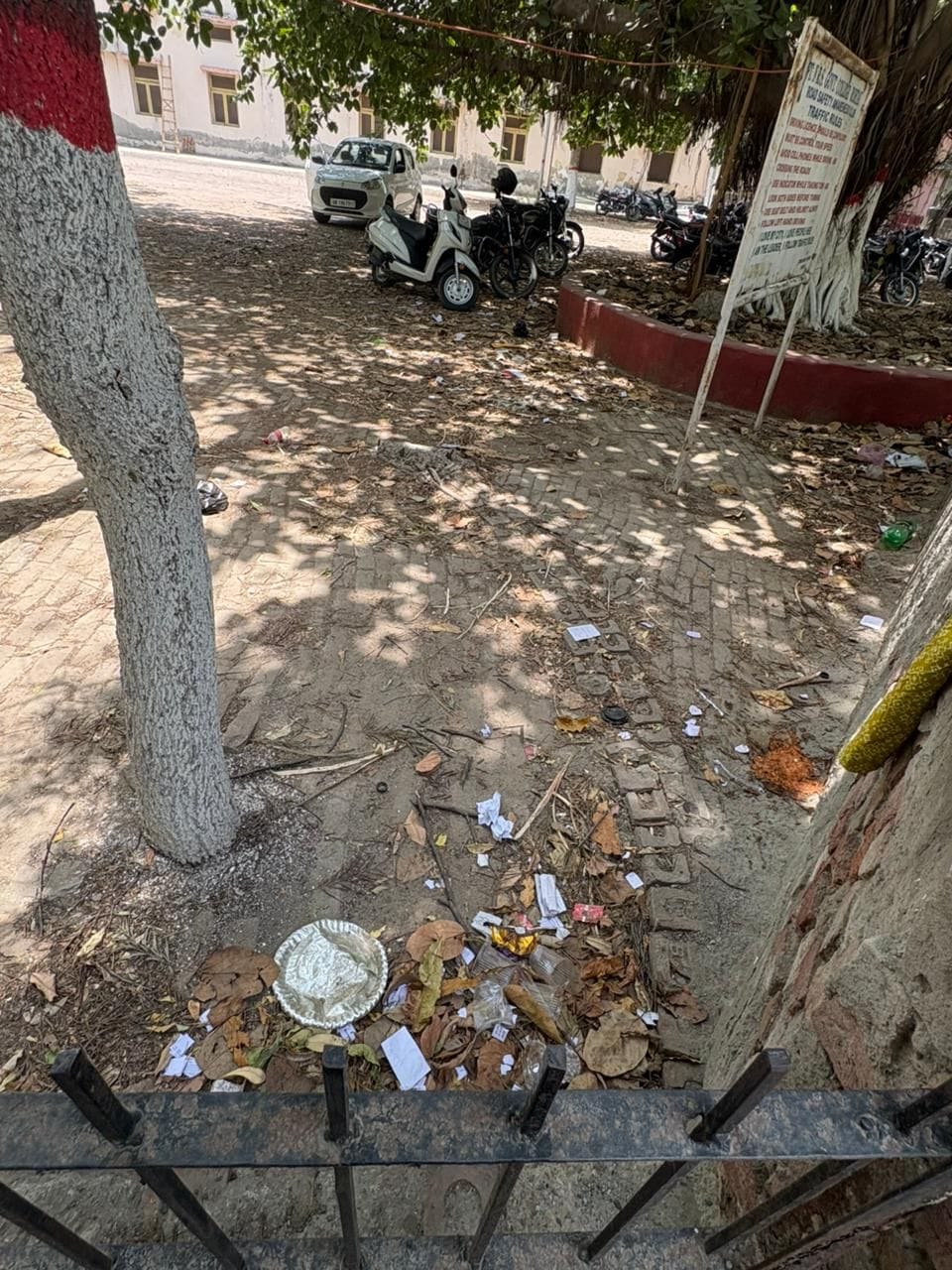 32-परीक्षा केंद्र के पास फोटोकापी की दुकान पर पर्चियाें की कॉपी करते दुकानदार। संवाद