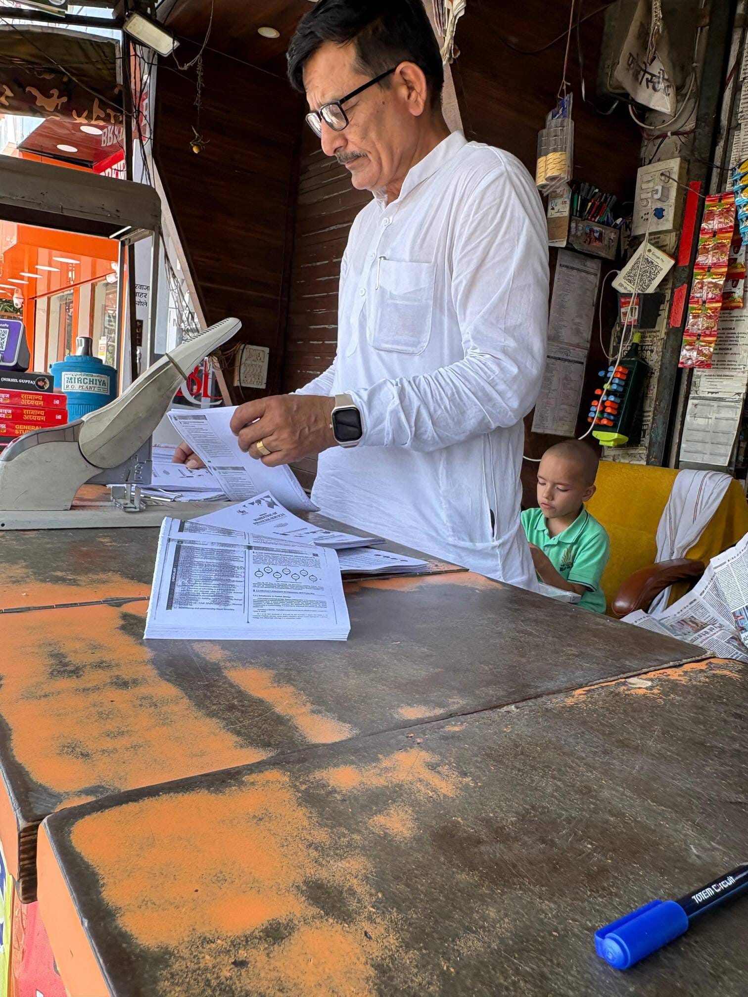 32-परीक्षा केंद्र के पास फोटोकापी की दुकान पर पर्चियाें की कॉपी करते दुकानदार। संवाद