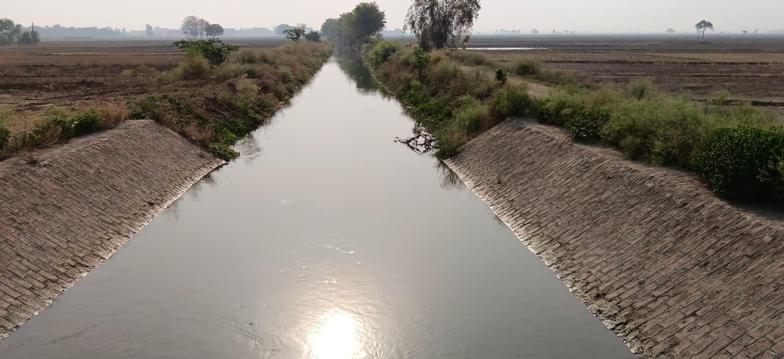 अंधियारा में खेत की जुताई करता किसान-संवाद अंधियारा में खेत की जुताई करता किसान-संवाद