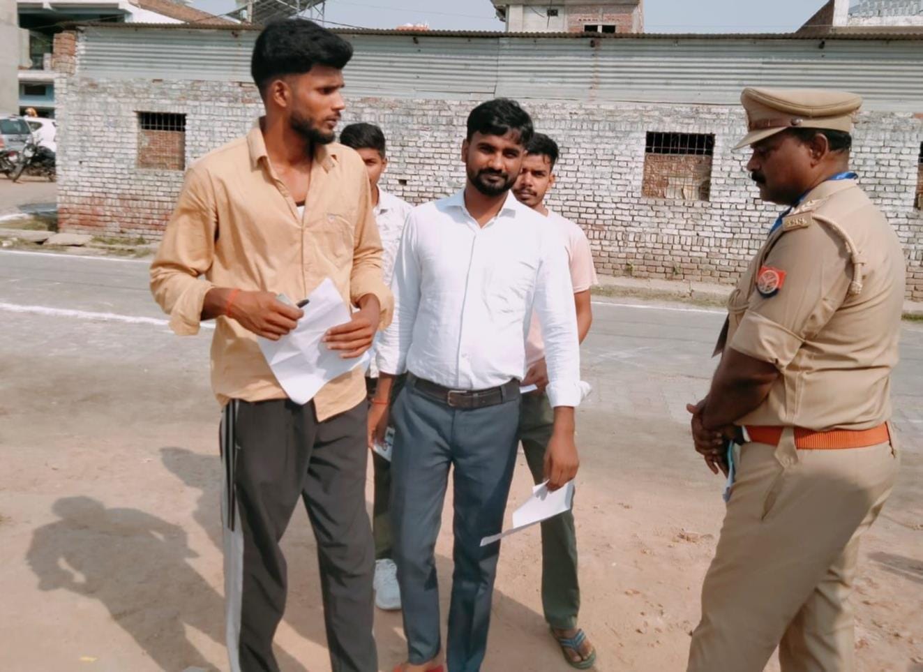अलक्षेंद्र इंटर कॉलेज का निरीक्षण करती डीएम व एसपी अलक्षेंद्र इंटर कॉलेज का निरीक्षण करती डीएम व एसपी