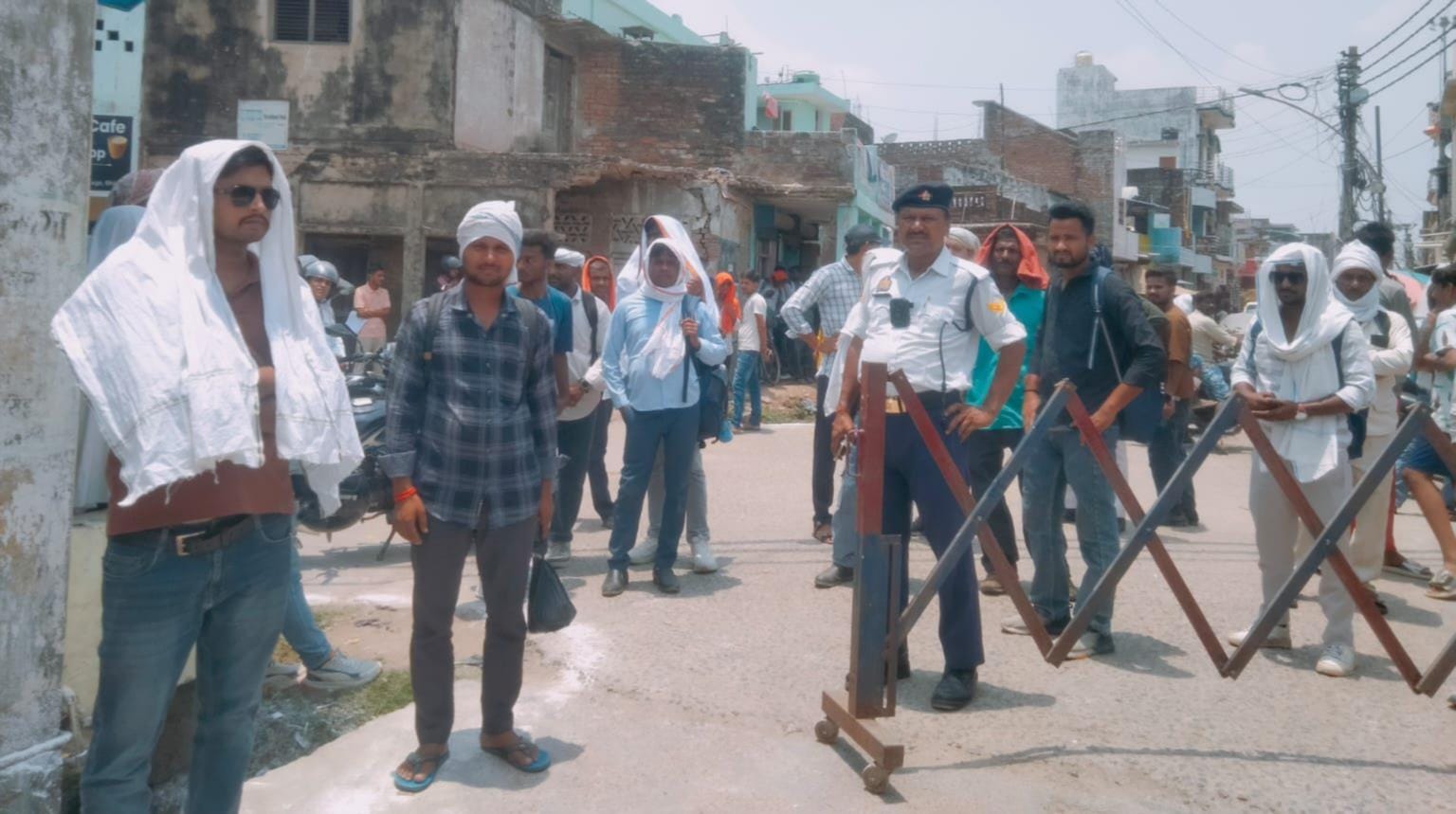 अलक्षेंद्र इंटर कॉलेज का निरीक्षण करती डीएम व एसपी अलक्षेंद्र इंटर कॉलेज का निरीक्षण करती डीएम व एसपी