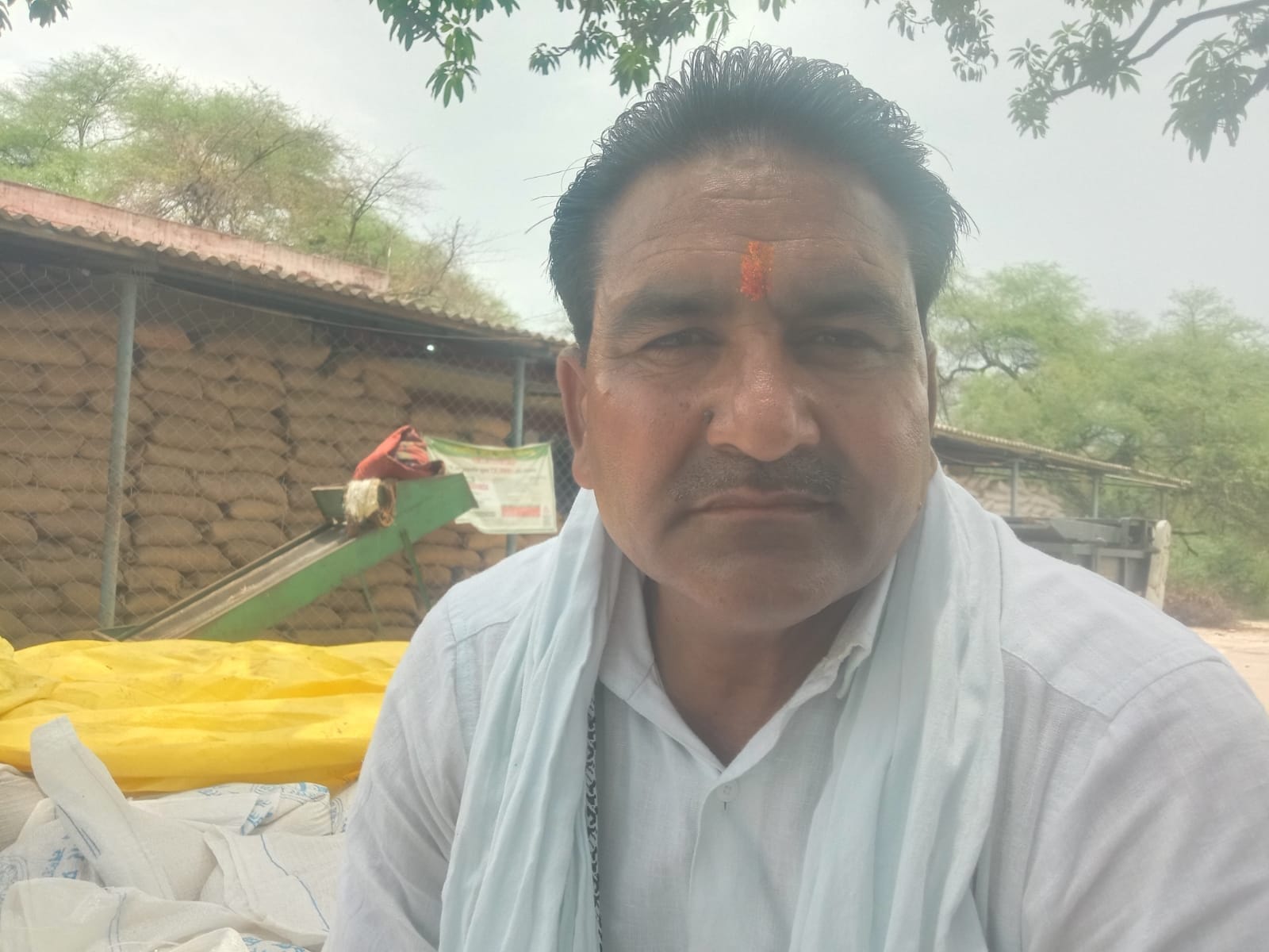 अतर्रा मंडी में अपने नंबर का इंतजार करते ट्रैक्टर लिए किसान। संवाद