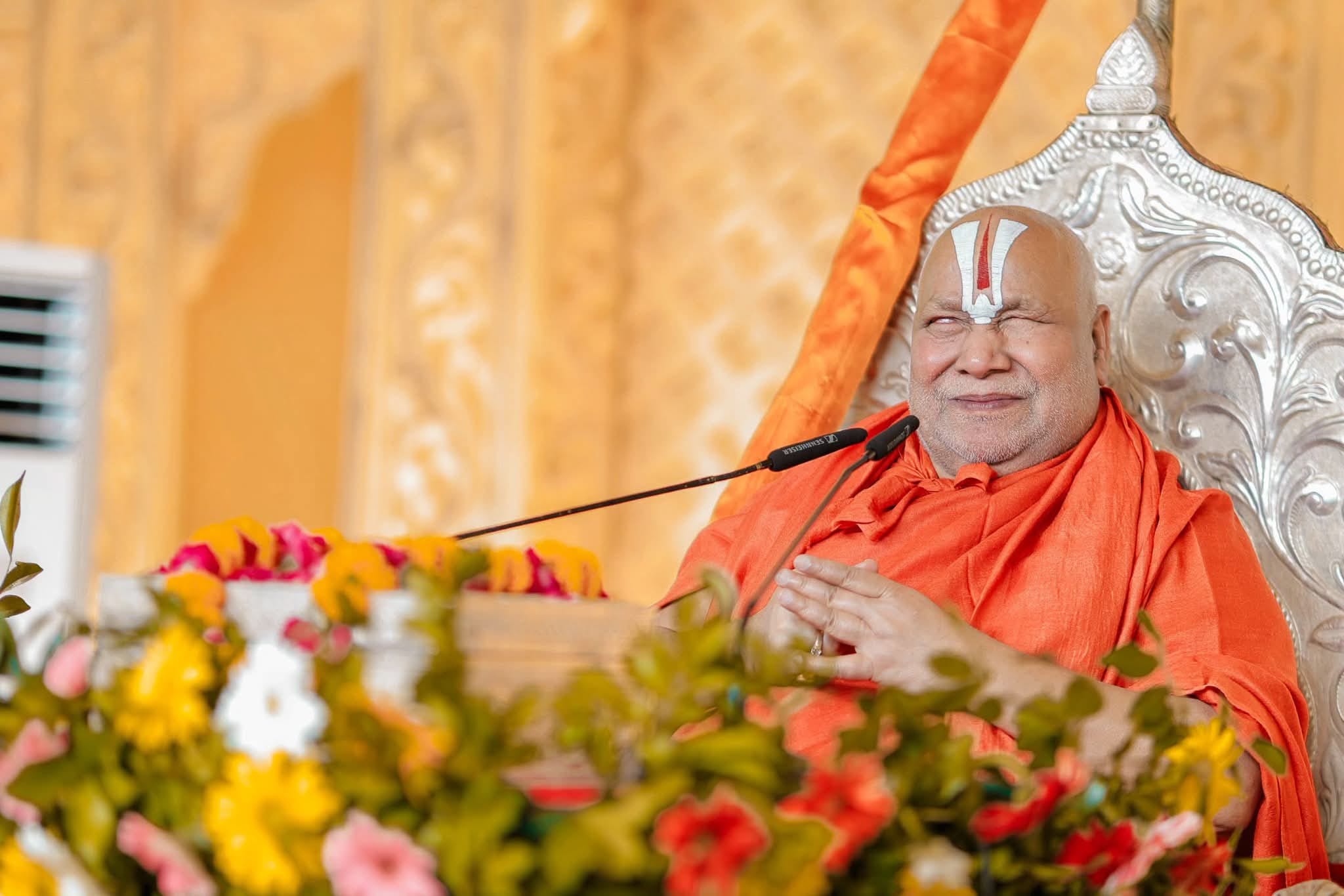 बृज की रसोई परिसर में कथा सुनते श्रद्धालु। स्रोत ः आयोजक