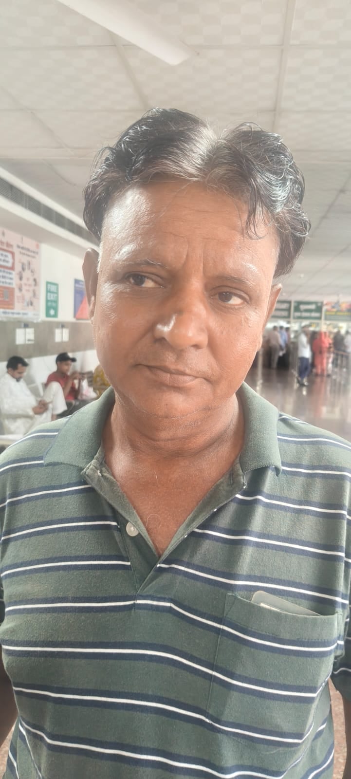 बंद पड़ी डॉक्टर के केबिन के बाहर लगी टोकन मशीन। संवाद बंद पड़ी डॉक्टर के केबिन के बाहर लगी टोकन मशीन। संवाद