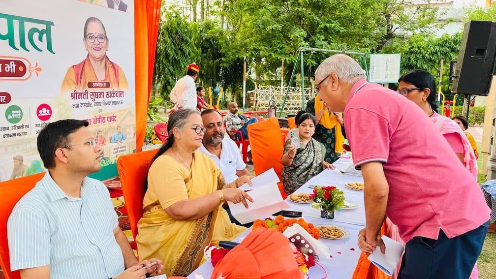 चौपाल में शिकायतें सुनतीं महापौर।