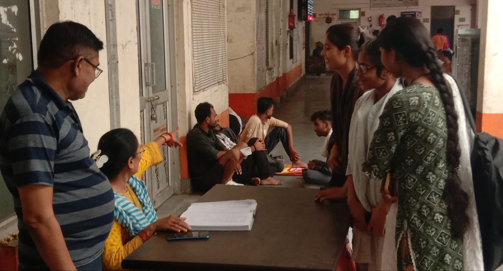 छात्र को परीक्षा सेंटर तक ले जाता पुलिस कर्मी। संवाद