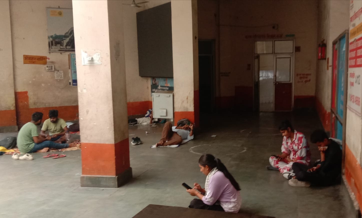छात्र को परीक्षा सेंटर तक ले जाता पुलिस कर्मी। संवाद