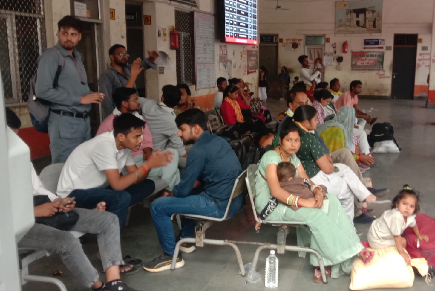 छात्र को परीक्षा सेंटर तक ले जाता पुलिस कर्मी। संवाद