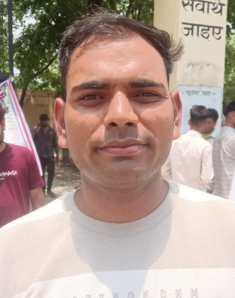फोटो-12- परीक्षा केंद्र के बाहर अभ्यर्थियों की बायोमेट्रिक जांच करतीं कर्मचारी। संवाद फोटो-12- परीक्षा केंद्र के बाहर अभ्यर्थियों की बायोमेट्रिक जांच करतीं कर्मचारी। संवाद