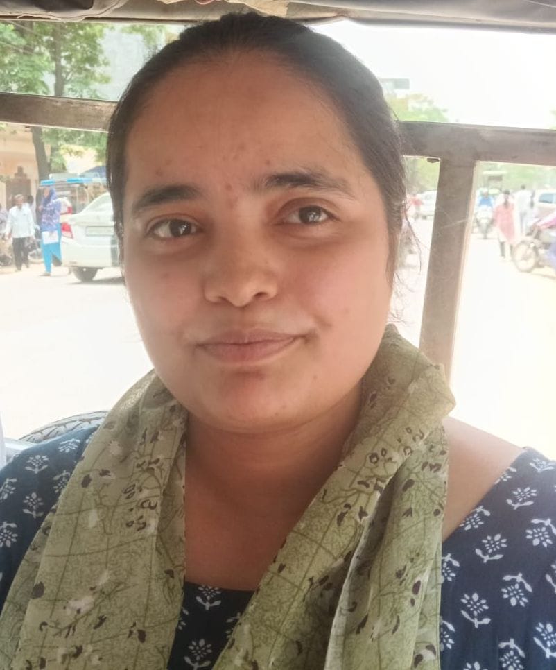 फोटो-12- परीक्षा केंद्र के बाहर अभ्यर्थियों की बायोमेट्रिक जांच करतीं कर्मचारी। संवाद फोटो-12- परीक्षा केंद्र के बाहर अभ्यर्थियों की बायोमेट्रिक जांच करतीं कर्मचारी। संवाद