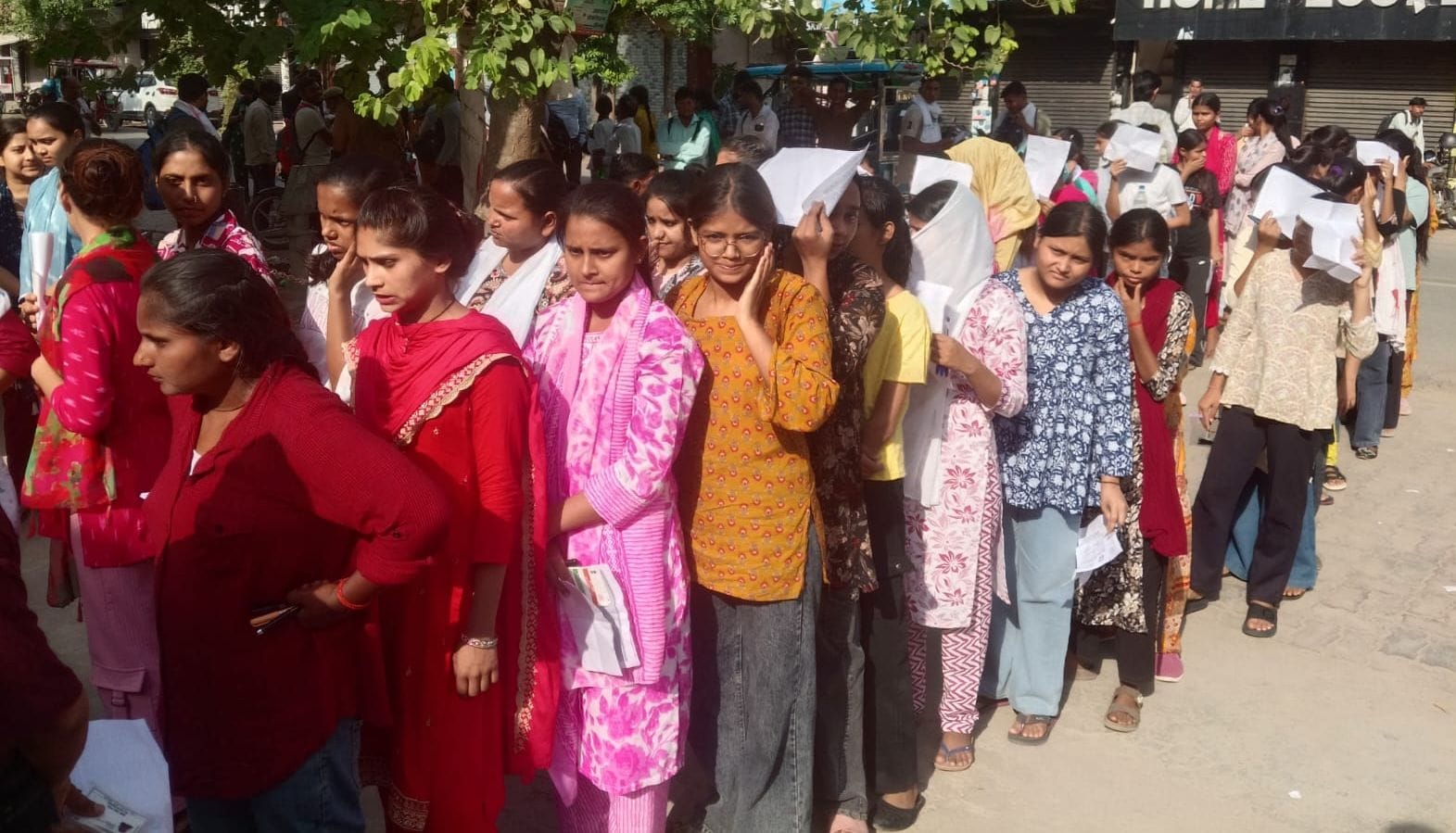 फोटो-12- परीक्षा केंद्र के बाहर अभ्यर्थियों की बायोमेट्रिक जांच करतीं कर्मचारी। संवाद फोटो-12- परीक्षा केंद्र के बाहर अभ्यर्थियों की बायोमेट्रिक जांच करतीं कर्मचारी। संवाद