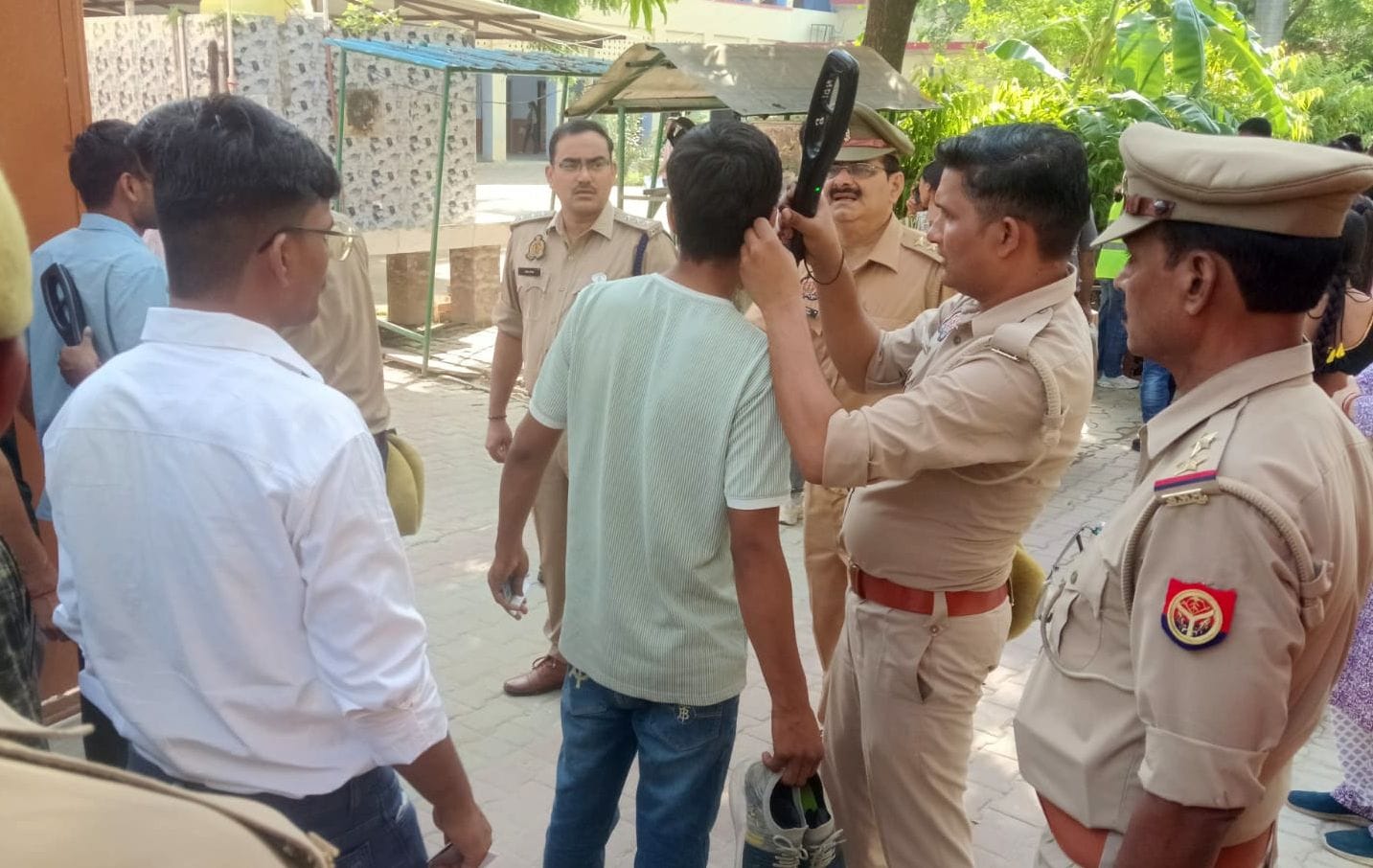 फोटो-12- परीक्षा केंद्र के बाहर अभ्यर्थियों की बायोमेट्रिक जांच करतीं कर्मचारी। संवाद फोटो-12- परीक्षा केंद्र के बाहर अभ्यर्थियों की बायोमेट्रिक जांच करतीं कर्मचारी। संवाद