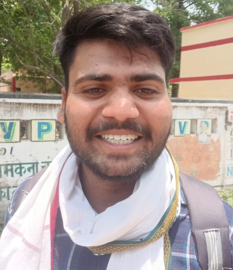 फोटो-12- परीक्षा केंद्र के बाहर अभ्यर्थियों की बायोमेट्रिक जांच करतीं कर्मचारी। संवाद फोटो-12- परीक्षा केंद्र के बाहर अभ्यर्थियों की बायोमेट्रिक जांच करतीं कर्मचारी। संवाद