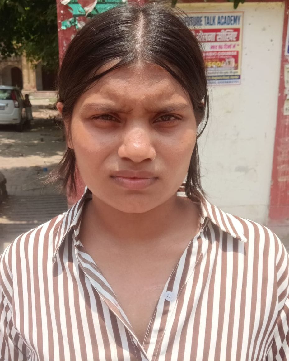 फोटो-12- परीक्षा केंद्र के बाहर अभ्यर्थियों की बायोमेट्रिक जांच करतीं कर्मचारी। संवाद फोटो-12- परीक्षा केंद्र के बाहर अभ्यर्थियों की बायोमेट्रिक जांच करतीं कर्मचारी। संवाद
