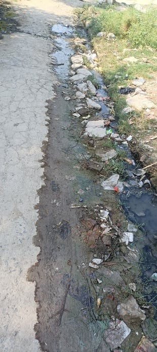 फोटो -2- गंदे पानी से होकर गुजरता राहगीर। संवाद फोटो -2- गंदे पानी से होकर गुजरता राहगीर। संवाद
