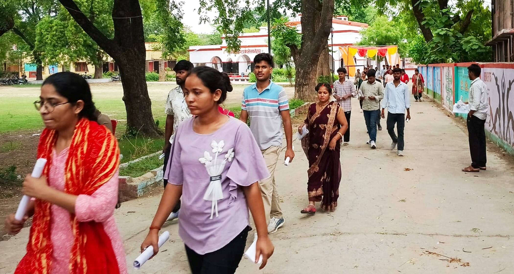 फोटो-25-परीक्षा केंद्र से बाहर निकलते अभ्यर्थी। संवाद फोटो-25-परीक्षा केंद्र से बाहर निकलते अभ्यर्थी। संवाद