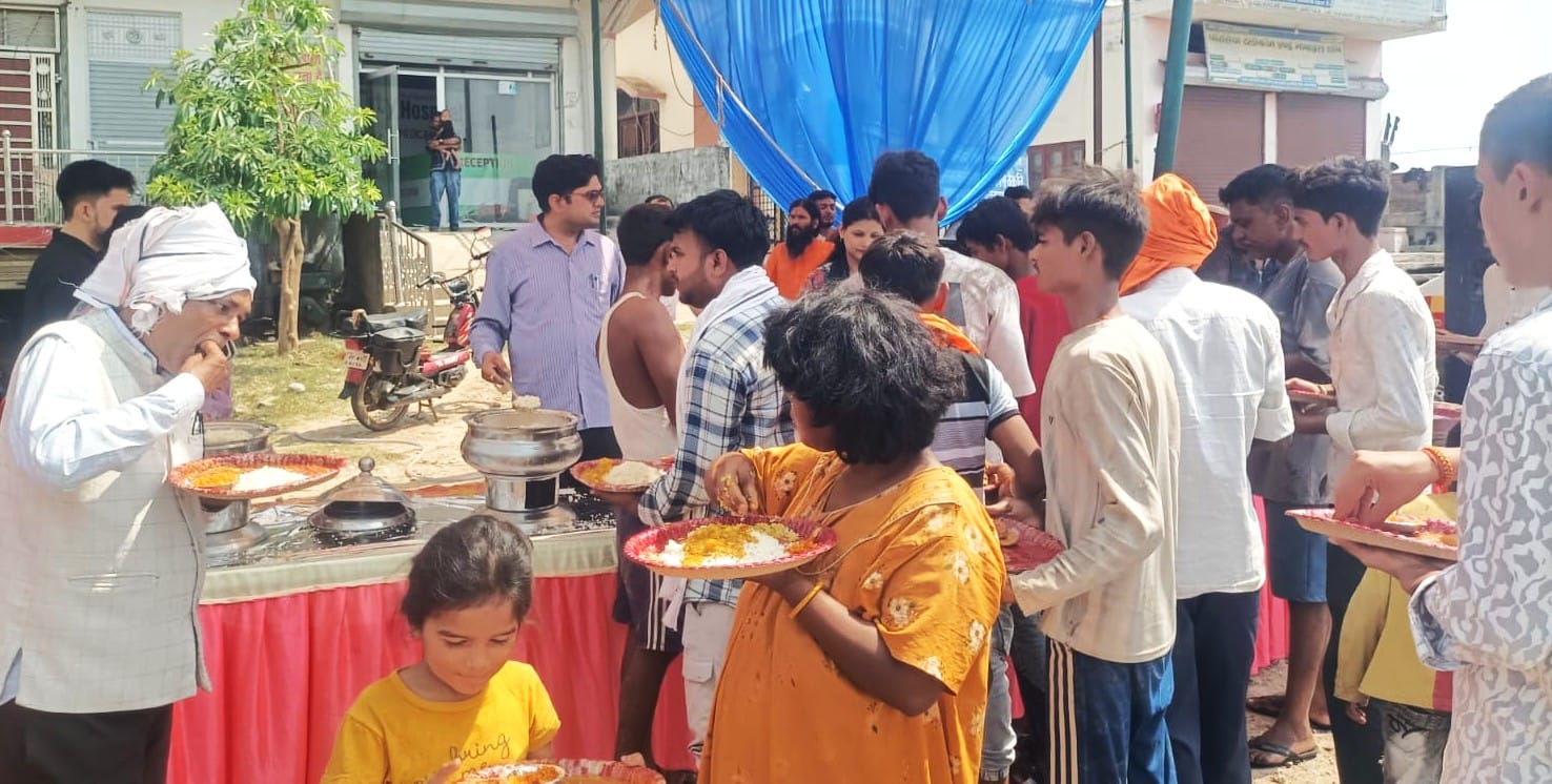 फोटो-30-बलरामपुर के झारखंडी मंदिर के पास प्रसाद ग्रहण करते श्रद्धालु ।-स्रोत: आयोजक