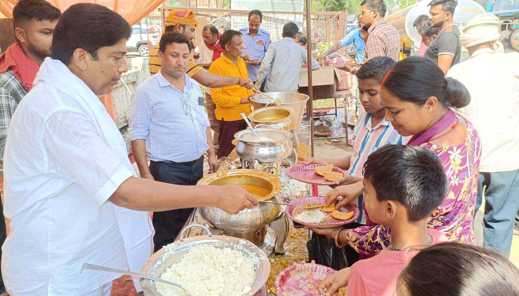 फोटो-30-बलरामपुर के झारखंडी मंदिर के पास प्रसाद ग्रहण करते श्रद्धालु ।-स्रोत: आयोजक