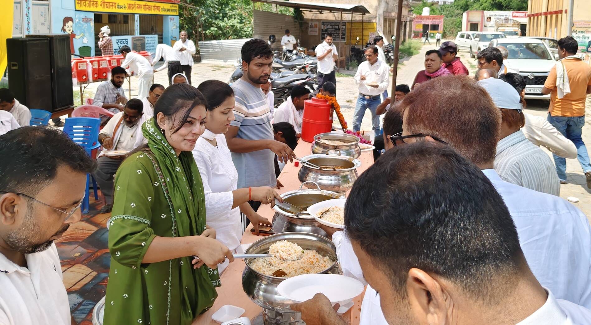 फोटो-30-बलरामपुर के झारखंडी मंदिर के पास प्रसाद ग्रहण करते श्रद्धालु ।-स्रोत: आयोजक