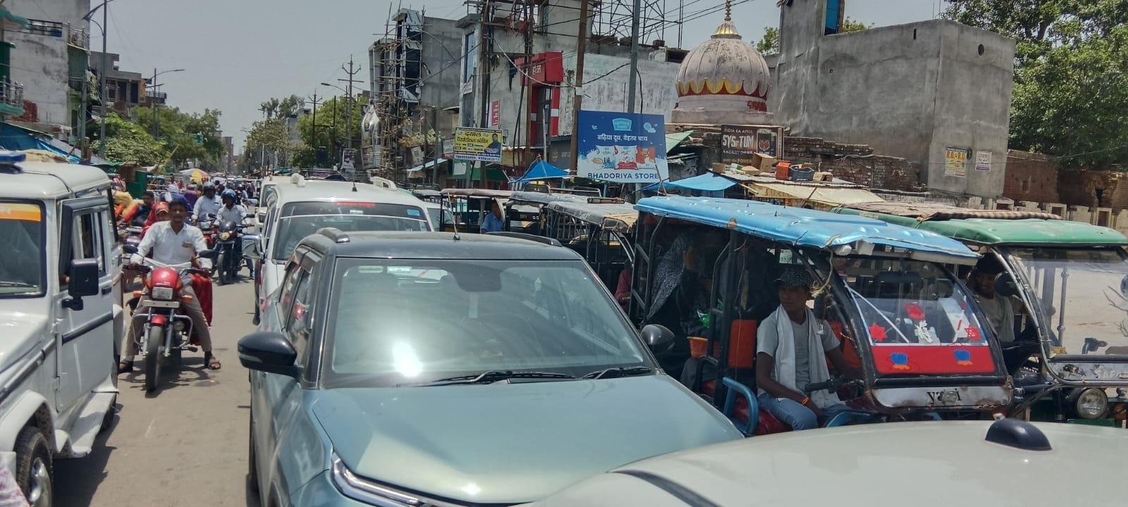 फोटो 35- शहर के कचहरी रोड पर लगे जाम में फंस बाइक सवार। संवाद फोटो 35- शहर के कचहरी रोड पर लगे जाम में फंस बाइक सवार। संवाद