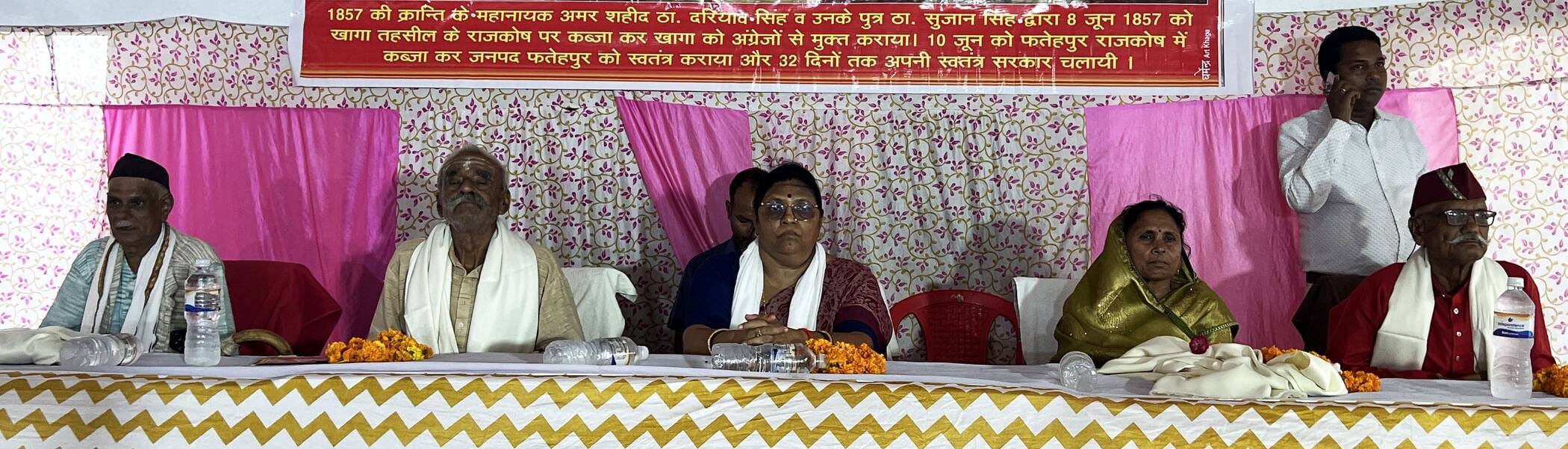 फोटो-35-विजय दिवस समारोह में महानायक ठाकुर दरियाव सिंह को श्रद्धांजलि अर्पित करते अतिथि। संवाद फोटो-35-विजय दिवस समारोह में महानायक ठाकुर दरियाव सिंह को श्रद्धांजलि अर्पित करते अतिथि। संवाद