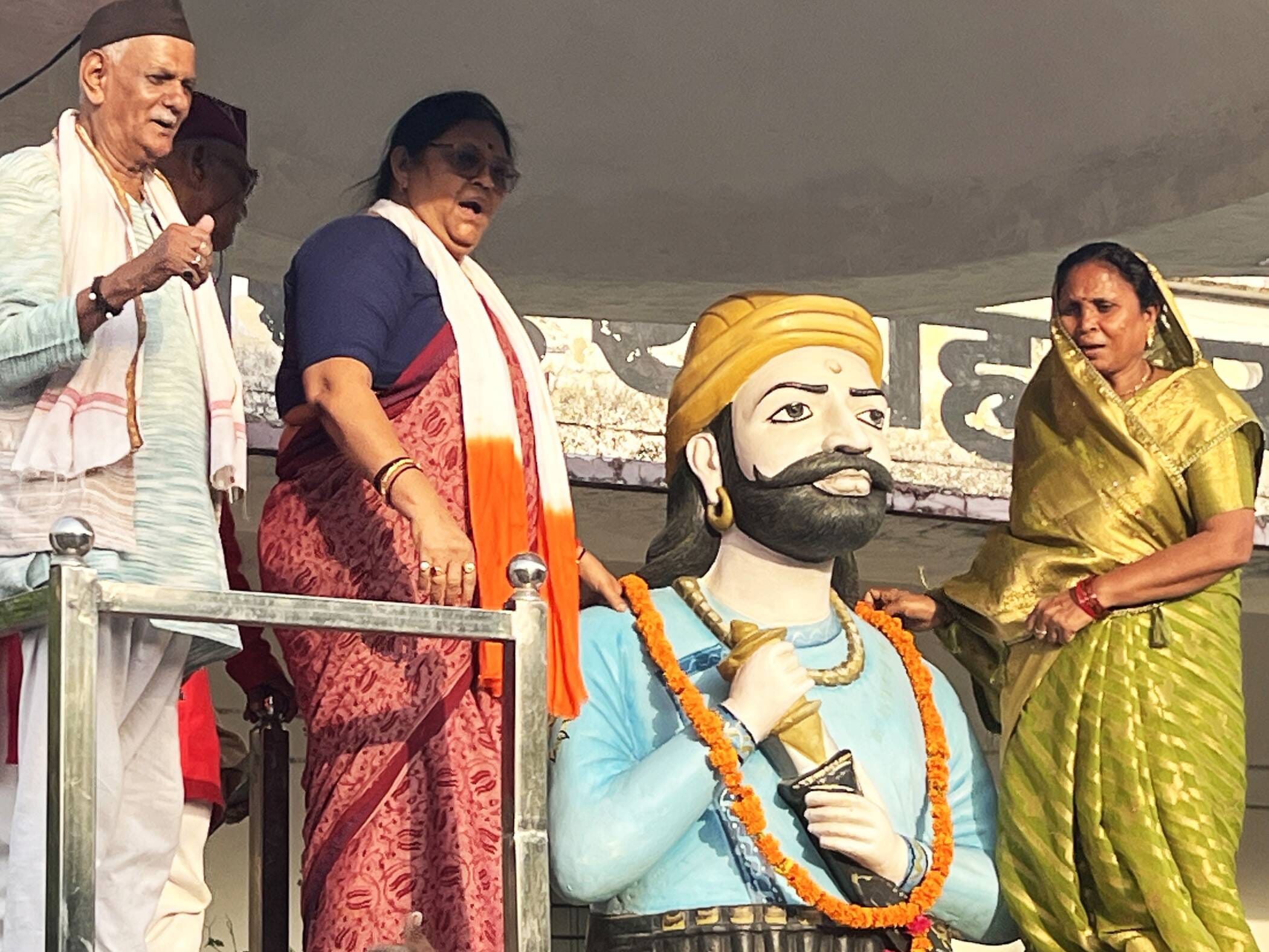 फोटो-35-विजय दिवस समारोह में महानायक ठाकुर दरियाव सिंह को श्रद्धांजलि अर्पित करते अतिथि। संवाद फोटो-35-विजय दिवस समारोह में महानायक ठाकुर दरियाव सिंह को श्रद्धांजलि अर्पित करते अतिथि। संवाद